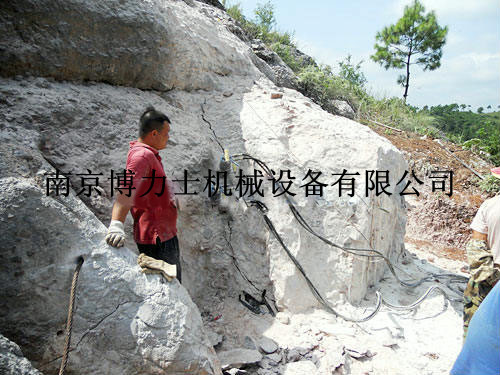 靜態爆破分裂機