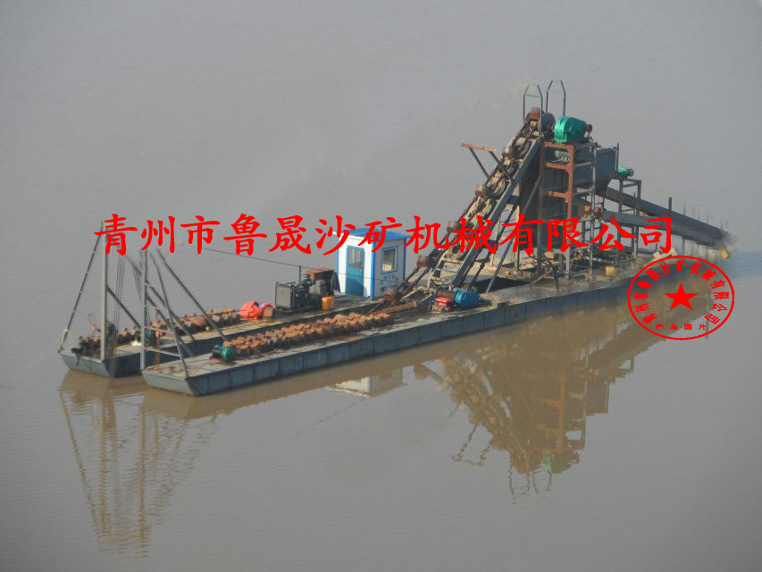 淘金船，大型淘金設備，淘金船上有幾個溜槽
