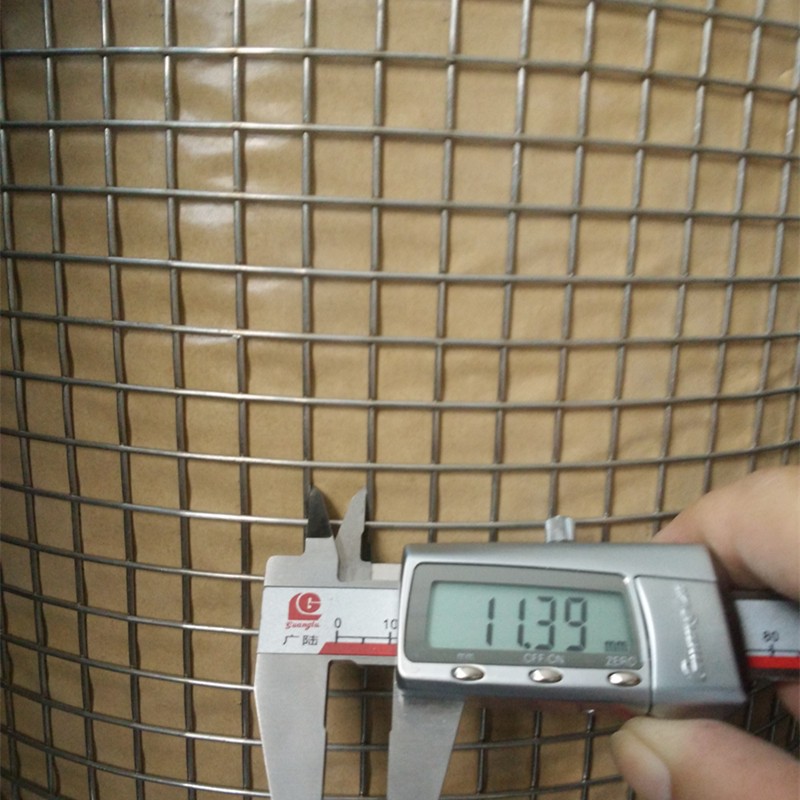 電焊網(wǎng)又稱排焊網(wǎng)、碰焊網(wǎng)、建筑網(wǎng)、外墻保溫網(wǎng)、裝飾網(wǎng)、鐵絲網(wǎng)