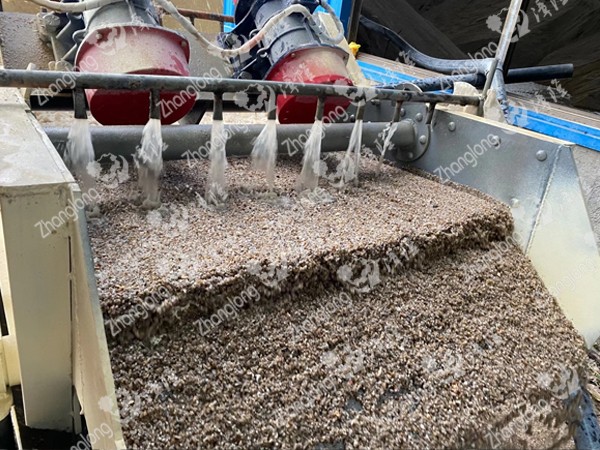 砂廠高頻振動脫水篩盡顯高產便捷范