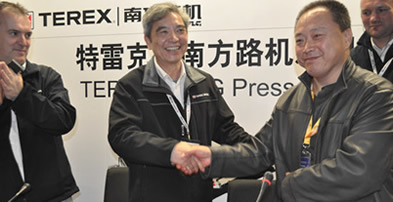 上海寶馬展移動破碎設備簽約現場