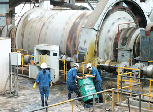 白馬選礦廠精礦管道輸送工程大型磨面機(jī)、德瑞克振動篩車間