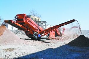移動式建筑垃圾綜合處理設備由移動顎式破碎機、移動反擊式破碎機和移動式篩分機三臺大型機械組成