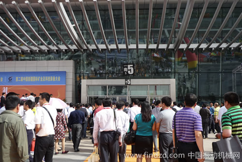 新疆第二屆礦業博覽會參展嘉賓進場參觀
