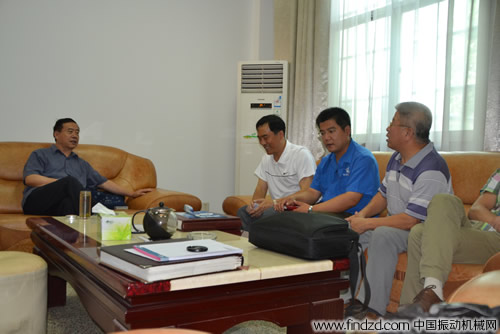 國內(nèi)振動機械領(lǐng)域?qū)<叶沃旧平淌谥列锣l(xiāng)市高服篩分機械有限公司參觀考察