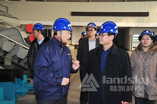 濟寧市政府領導一行至唐山陸凱科技振動篩生產車間考察