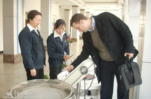 國外客商至新鄉(xiāng)高服篩分機(jī)械有限公司參觀考察