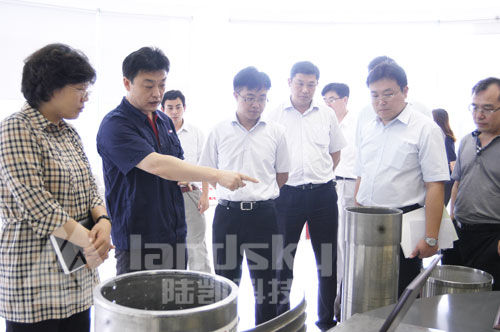 圖一：公司總經理李松奕（左二 ）在向團省委副書記宋華英（左一）
