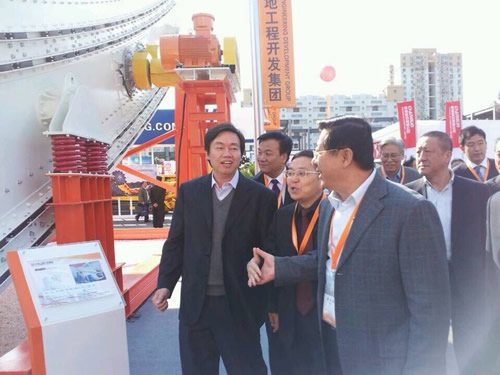 中國煤炭工業協會會長王顯政至大地工程開發集團展區參觀