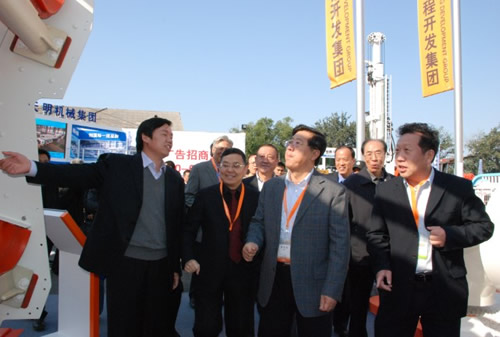 中國煤炭工業協會會長王顯政至大地工程開發集團展區參觀