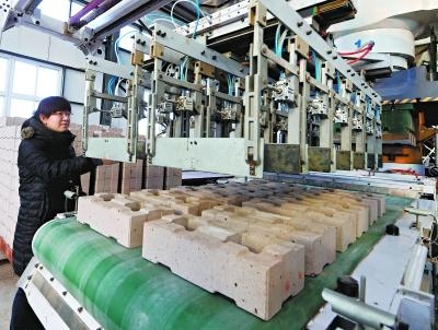 移動制磚機拆遷現場“吃”垃圾