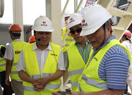 福建省砂石協(xié)會(huì)三屆三次常務(wù)理事會(huì)代表參觀南方路機(jī)生產(chǎn)車間