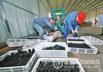河南洛陽發明家發明智能秸稈制炭爐 秸稈變“木炭”