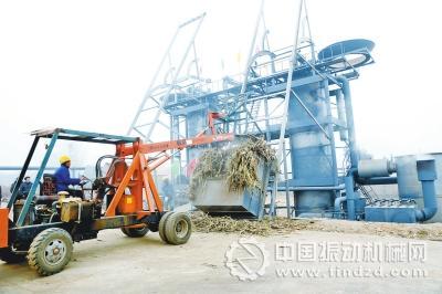 河南洛陽發明家發明智能秸稈制炭爐 秸稈變“木炭”