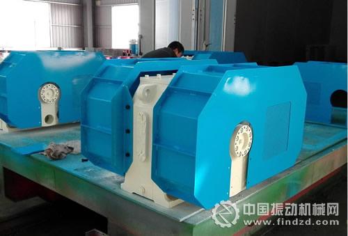 圖為正在吊裝的洛陽虎踞礦山設備公司箱式激振器