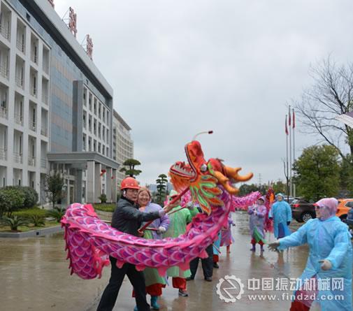 湖北鑫鷹環(huán)?？萍脊煞萦邢薰疚鑴?dòng)祥龍帶起風(fēng)-羊年開工儀式舉行