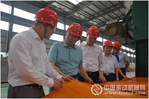 鑫鷹科技總經理洪鎮波(左一)向李秉恒局長介紹創新產品