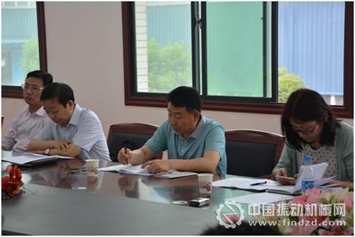李秉恒局長(右二)認真聽取匯報