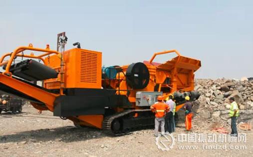 山寶CT710J 履帶式移動破 開到現場后，先進行簡單的鋼結構安裝。現場沒有請吊機，只用挖機助力即可，很簡單。