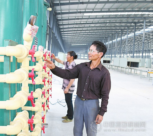 工人正在對電源儀表設備進行檢測