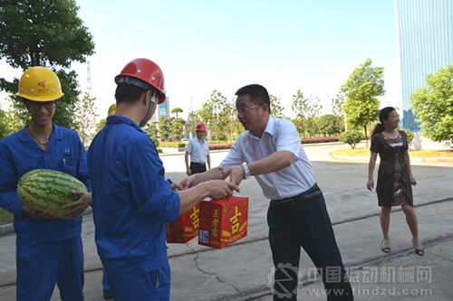 圖右二為集團公司副總經理余利先