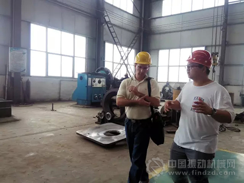 客戶到生產車間參觀機器加工過程,對康百萬機械公司的制造加工能力給予充分肯定