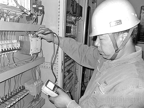 錢英鎖正在檢查設備