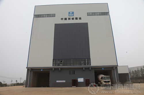 中建西部建設湖南有限公司攪拌樓,正式投產后可日生產混凝土4000立方,生產效率提高20%左右。