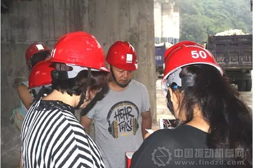 圖四:管理人員在觀察試車結(jié)果