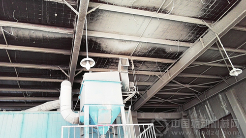 茂華涂裝有限公司的靜電噴涂車間里的除塵器風機口接近屋頂,長年吹出的粉塵,形成明顯痕跡。