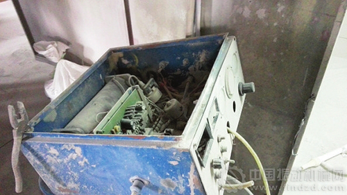 茂華涂裝有限公司靜電噴涂車間的電氣線路和設備沒有防爆功能,有的直接裸露在外。