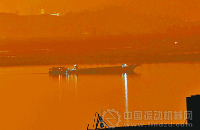 吸砂船夜間在江中采砂,工人有作業(yè)時,就打手電照明。