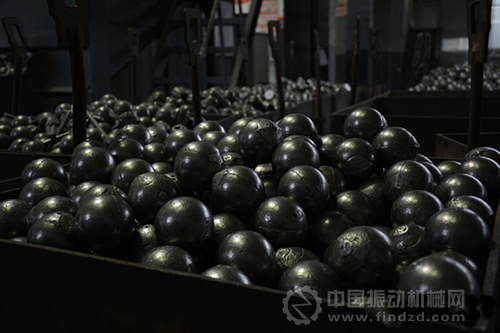 運(yùn)用高效球磨綜合節(jié)能技術(shù)生產(chǎn)的磨球,耐磨性更好