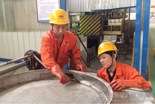 圖為河鋼衡板板業(yè)制造部磨床工序職工正在安裝自制毛化旋振篩篩網(wǎng)更換平臺。