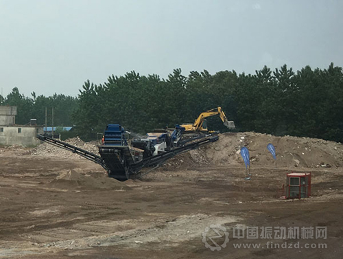 圖一:建筑垃圾處置場中一臺大型粉碎機正在粉碎垃圾