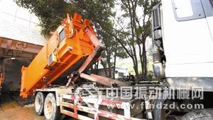 ②垃圾車滿箱后拉上鉤臂車,運往垃圾填埋場。