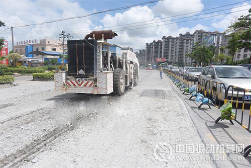 一輛大型共振破碎機行駛過后,路面留下一行共振破碎的水泥碎石