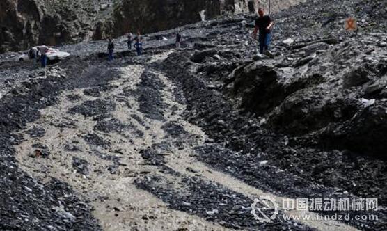 新疆天山公路近三處地段發生泥石流道路變成大型“砂石料廠”