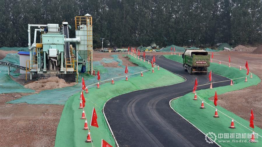 一輛運輸車行駛在建筑垃圾資源化處置項目內的“環保路”上。這條“環保路”由棚改建筑垃圾生產的材料鋪筑而成