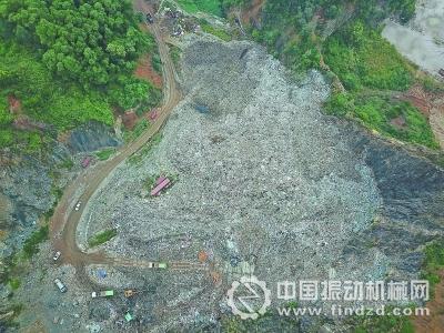 挖掘機正在對填埋垃圾分選、翻曬