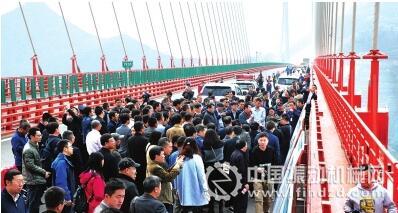 專家們在考察北盤江大橋。