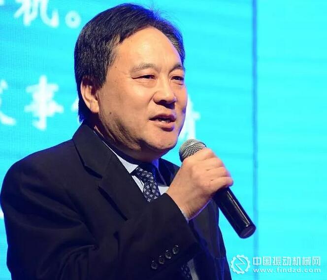 中國砂石協會副會長侯衍臣主持會議