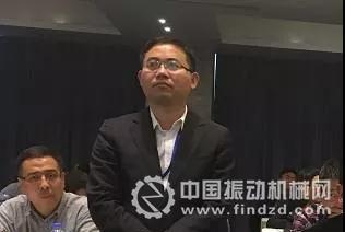 中國砂石協會再生骨料分會秘書長孫繼成主持會議