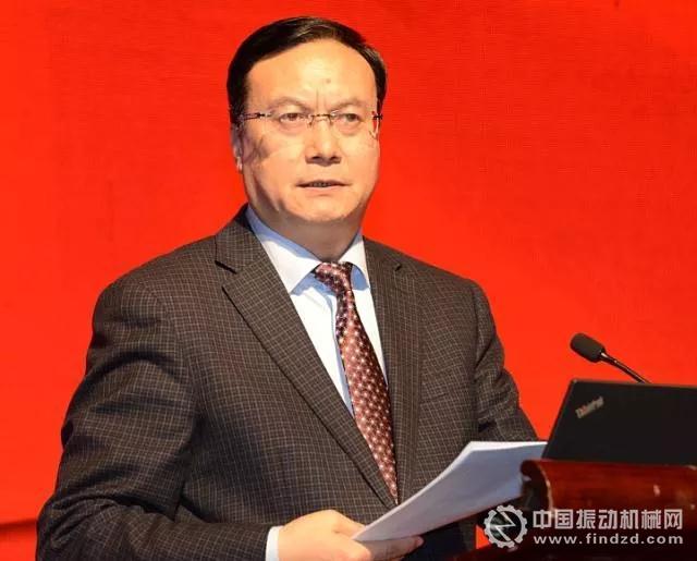 中國砂石協會副會長緱海榮主持會議