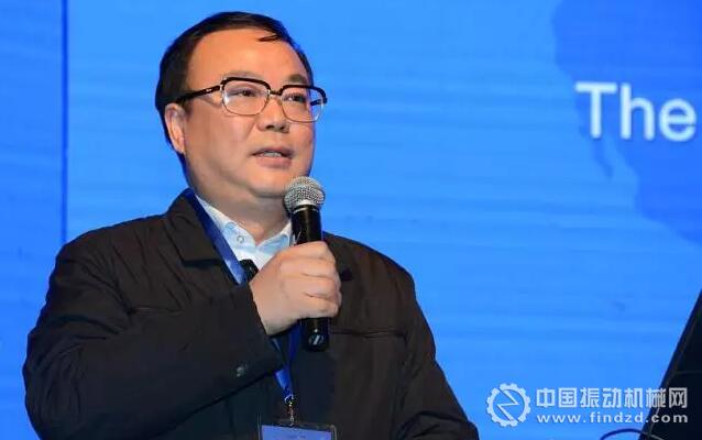中國砂石協會副會長盧洪波主持大會