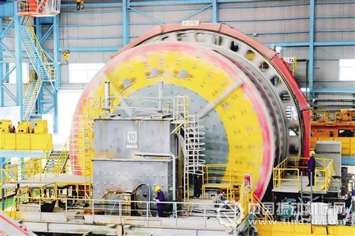 2月1日,德興銅礦大山選礦廠廠房內,半自磨機正在運轉