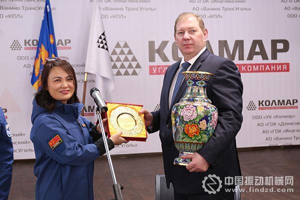 圖為北京中航美林機械設備有限責任公司總經理許濤(左)向科馬爾公司總經理廖文(右)贈送紀念品