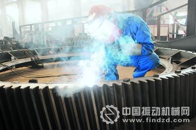 鑫海礦業技術裝備股份有限公司工人在進行焊接作業