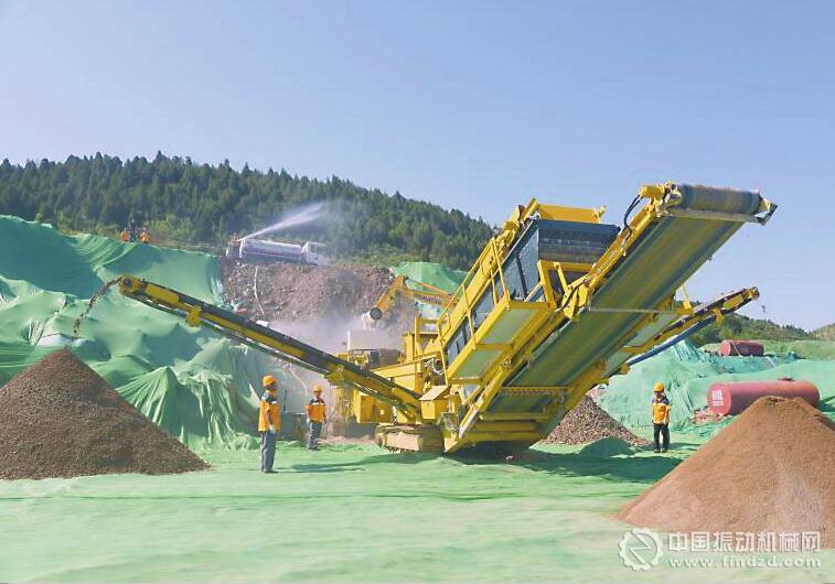 施工工地上,移動式破碎機將建筑垃圾制成骨料