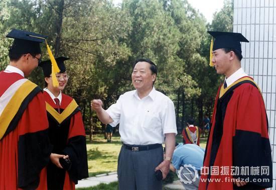 陳清如院士與畢業生在一起。